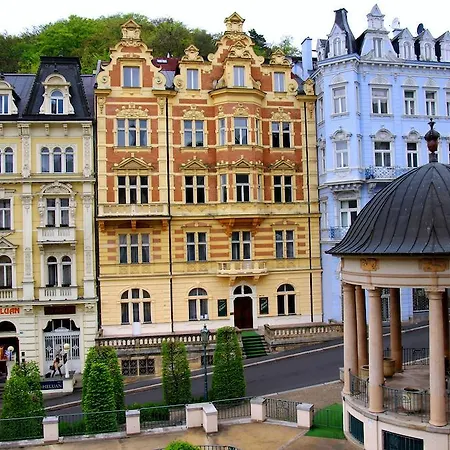 Ester Hotel